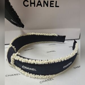 CHANEL Elegant Black and White Pearl Hairband